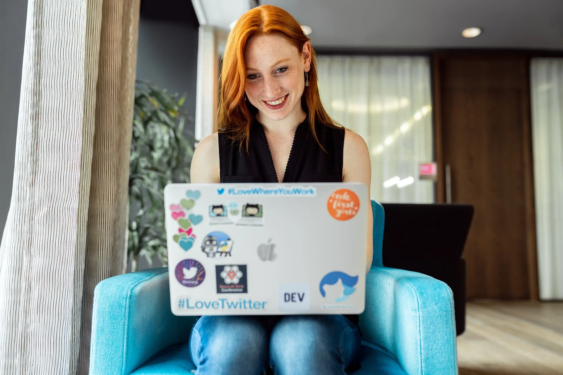 Lavoro digitale con notebook per sviluppo applicazioni web e software su misura